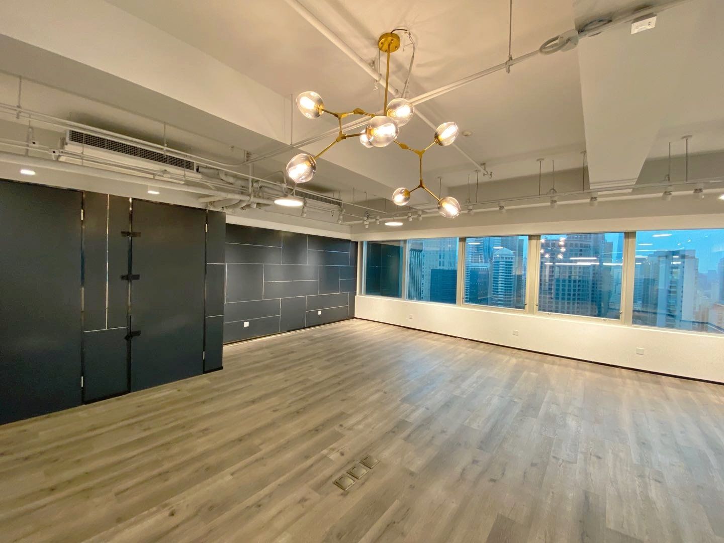 香港广场黄陂南路站直接连通　香港广场精装修有家具