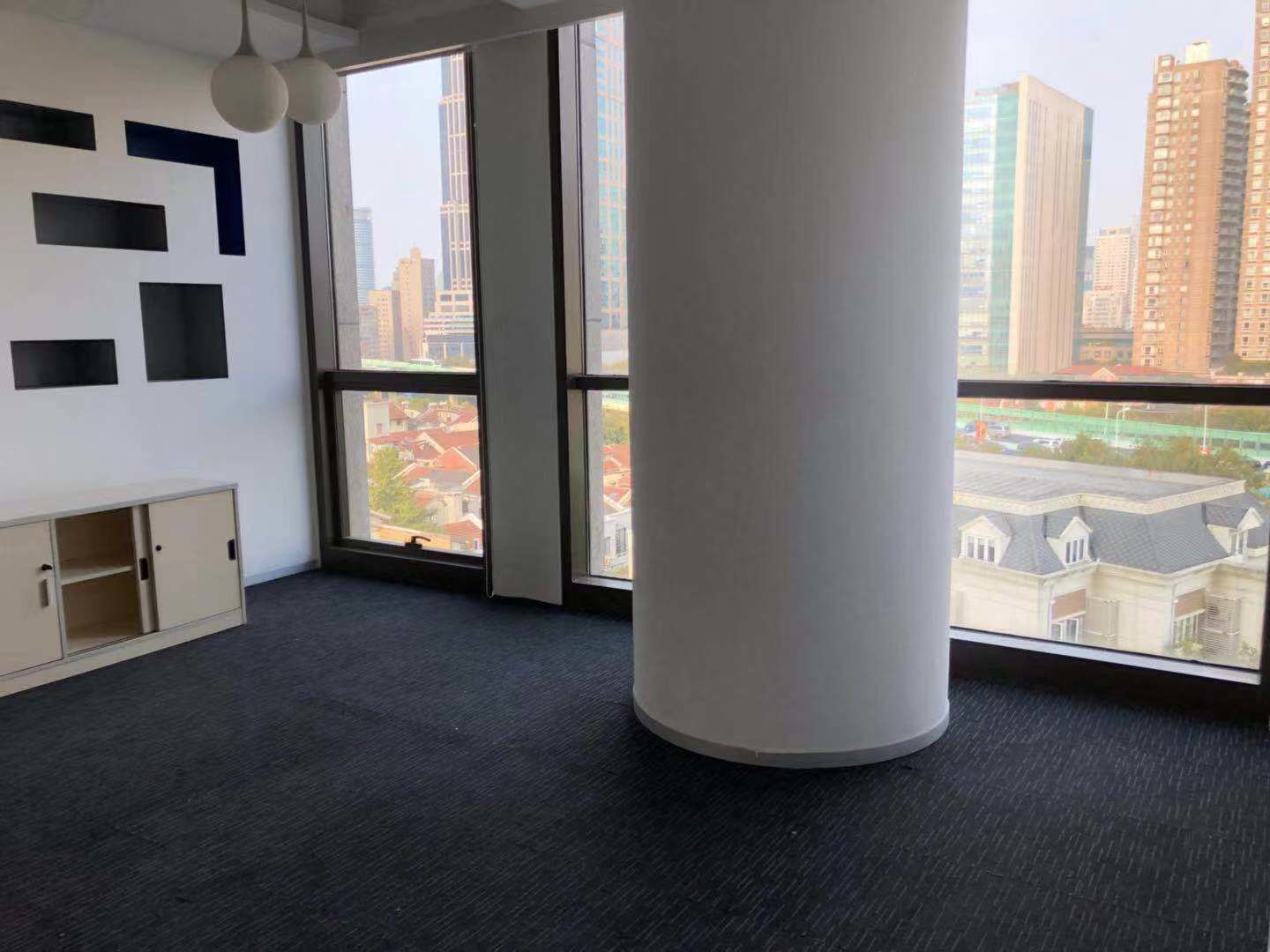城汇大厦公园里，地铁口，闹中取静，名企为邻，多面各选择，城汇大厦