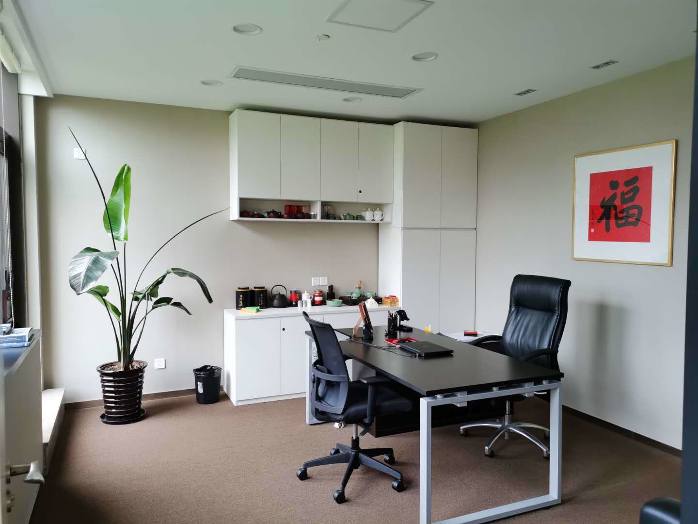 城汇大厦精装修带家具，送大露台使用，城汇大厦现房招租