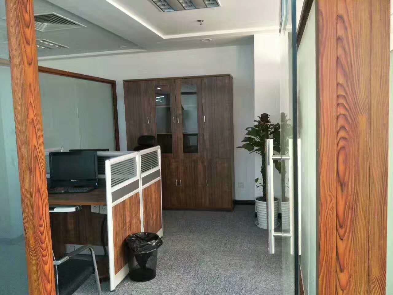 新华联大厦淮海路，新华联大厦整层820㎡带装修，分体空调