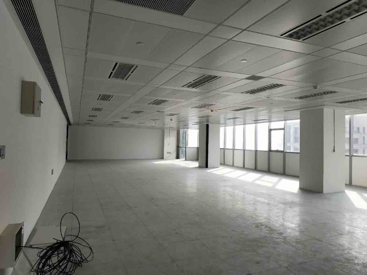 东航滨江中心徐汇 东航滨江中心 355平米 简装修
