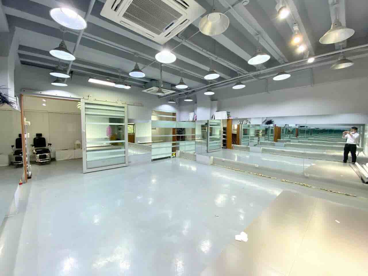 八号桥一期黄浦区八号桥一期，292平，带装修，近地铁