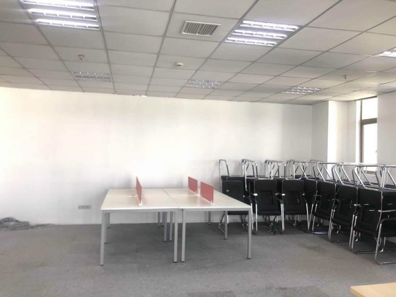 中观产业园大柏树地铁口，独立空调，精装修带家具，正对电梯