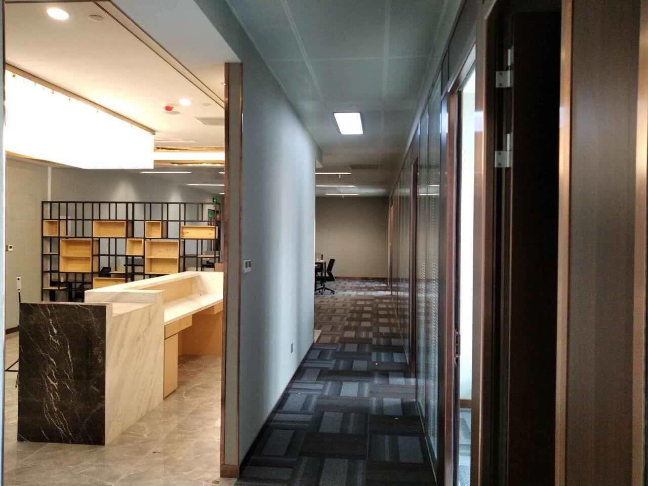 浦江国际金融广场一线江景，精装全配，地铁双轨，出租480平四隔断，可注册