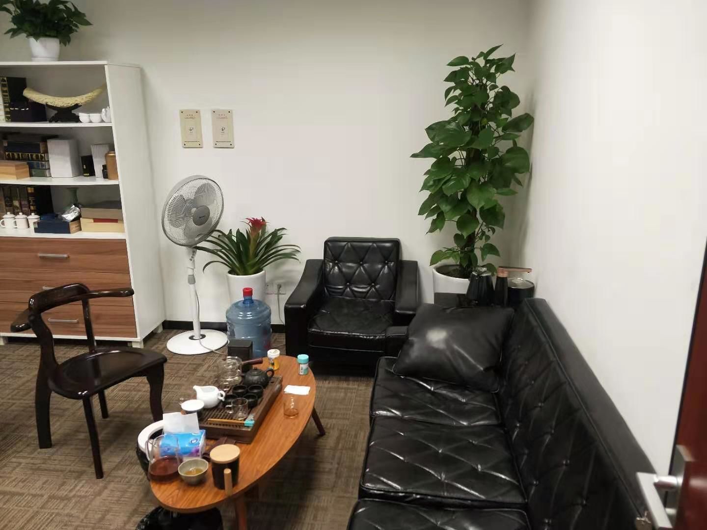 东方金融广场八佰伴 世纪大道地铁站旁 东方金融广场 精装修拎包入住