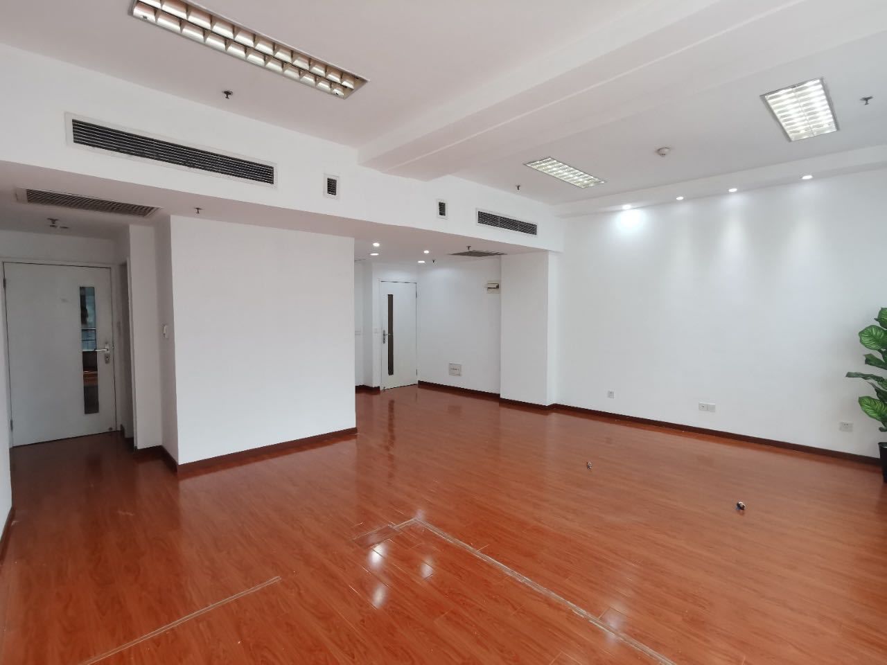 远东大厦八佰伴远东大厦，简单装修，房型方正近地铁口