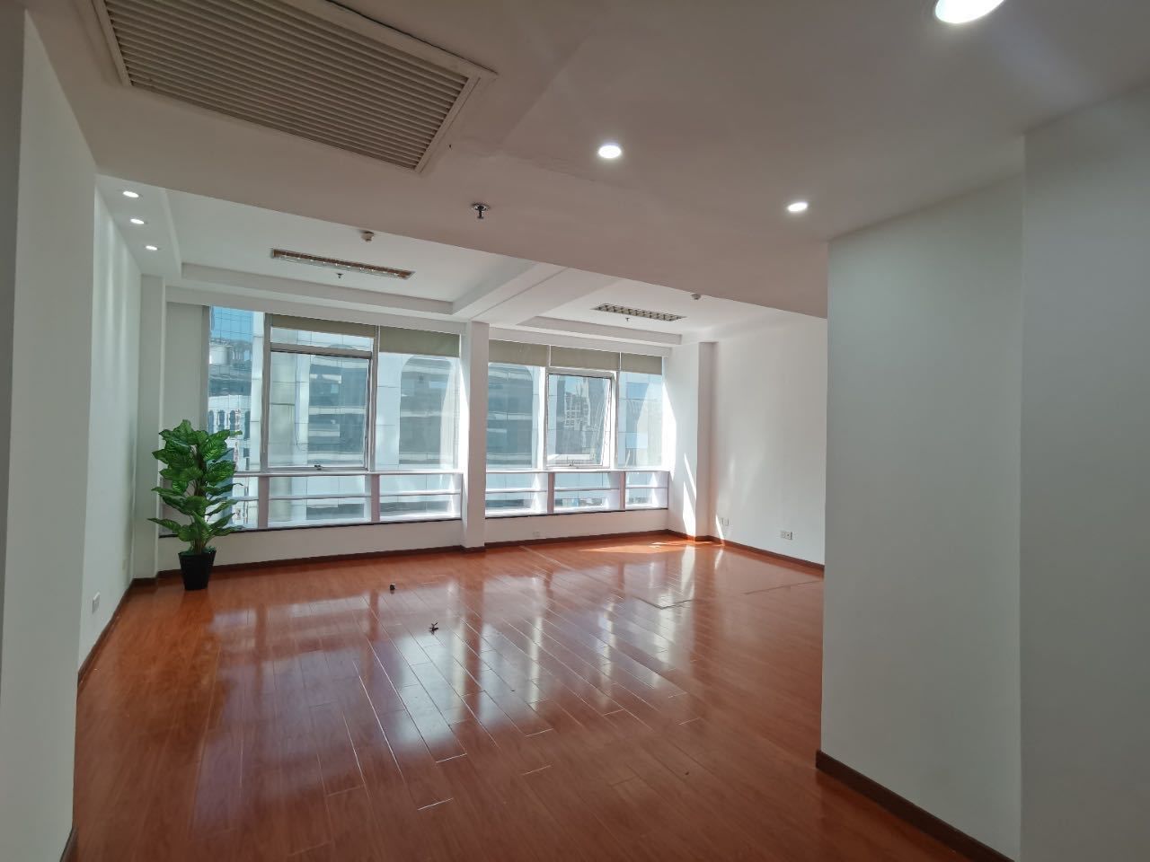 远东大厦八佰伴远东大厦，简单装修，房型方正近地铁口