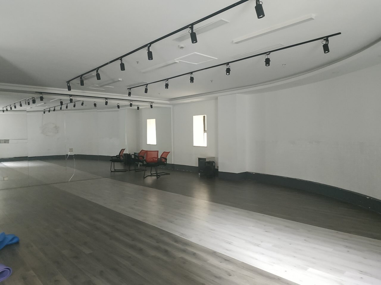 八佰伴张杨路1657号，130平米出租，精装修