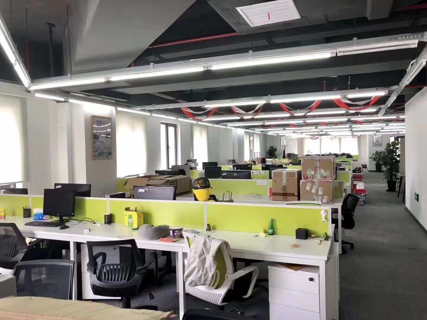 外滩历史保护建筑，24小时空调，正对电梯，三面采光。
