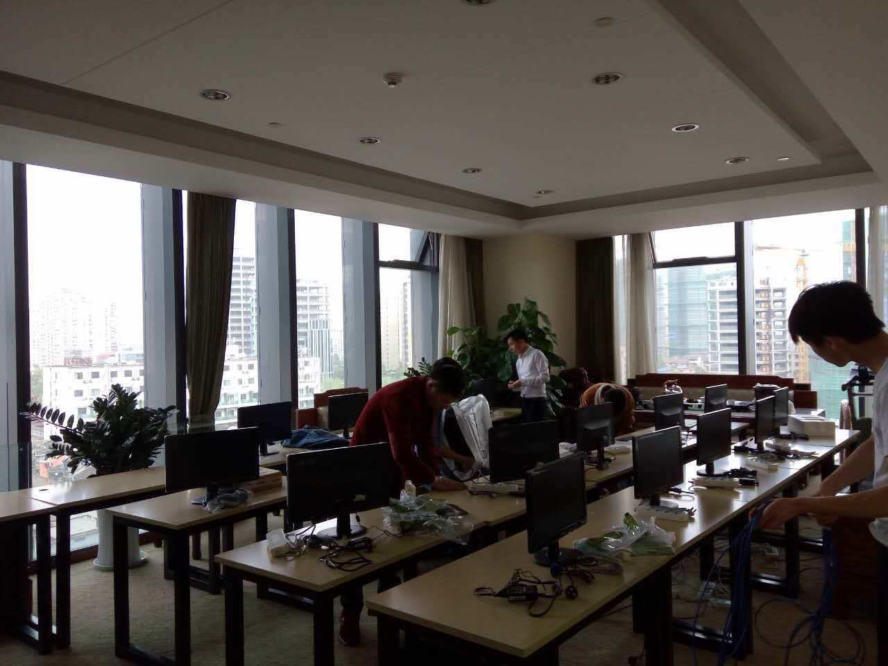 久事商务大厦黄埔南外滩，毗邻黄浦江畔，适合各类公司办公
