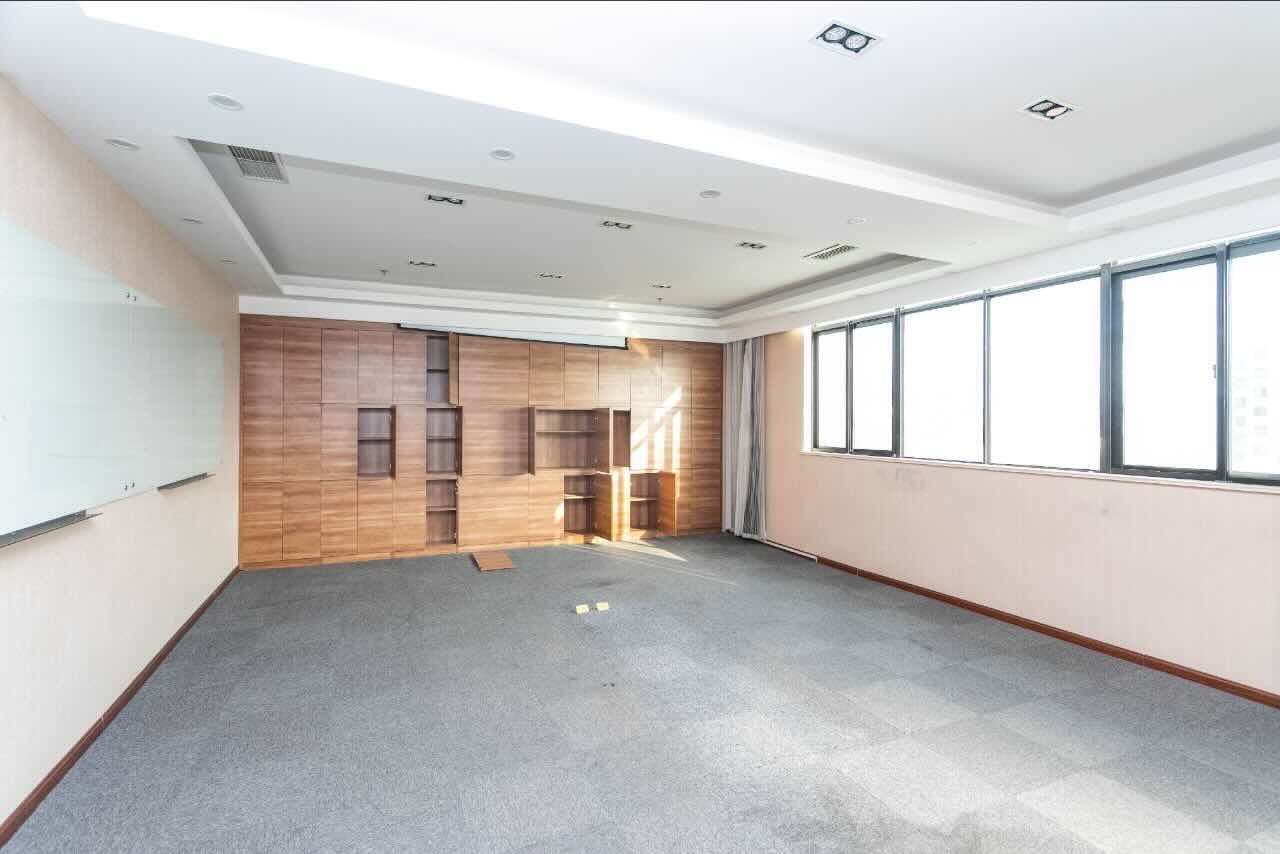 虹桥德必易园218平米办公室出租_3.20元/m²/天