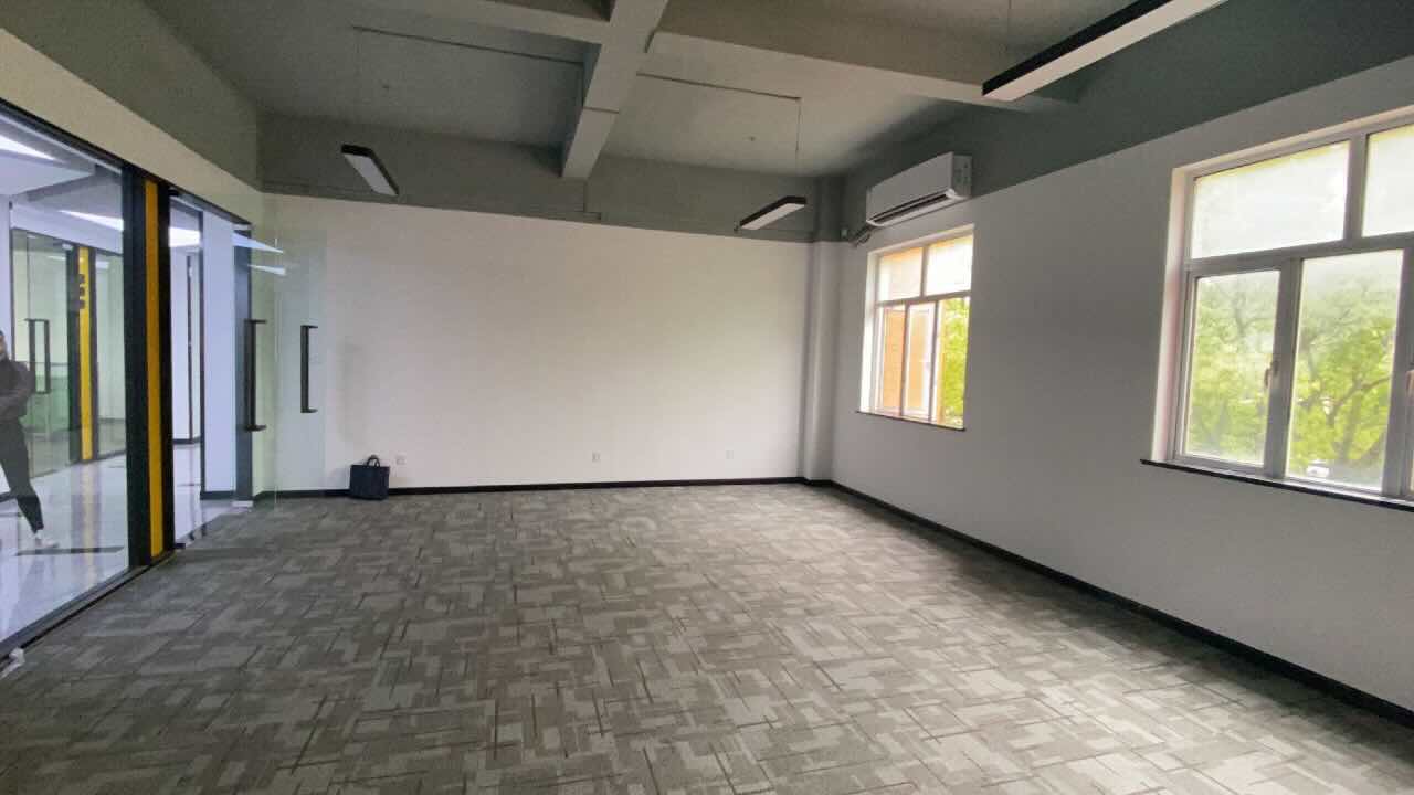 上通企服中心123平米办公室出租_1.80元/m²/天