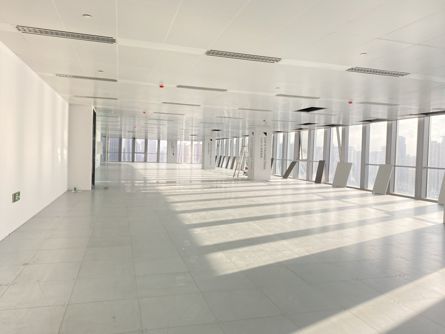 15号线长风公园地铁口，地标建筑，楼品位置好