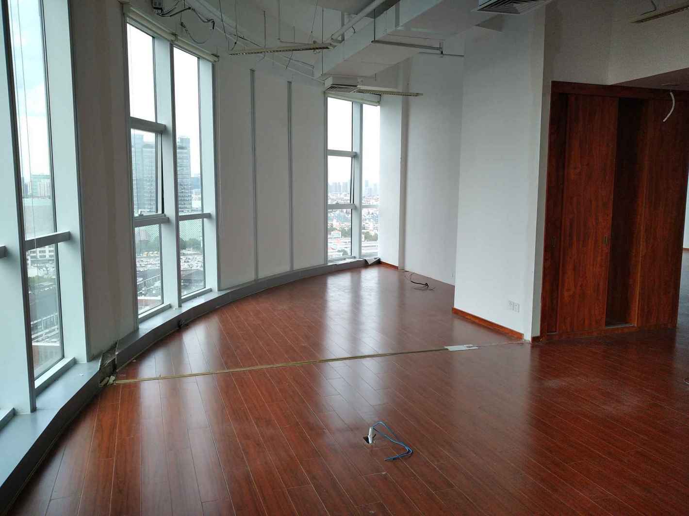 近铁城市广场13号线真北路地铁口 精装带家具 独立空调 高品质办公楼