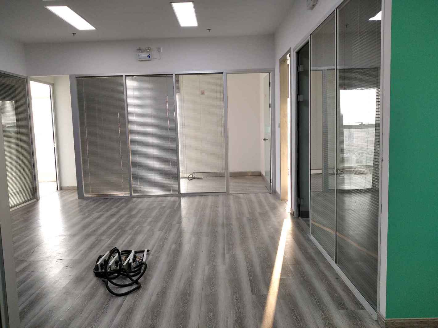 近铁城市广场13号线真北路地铁口62平，精装带家具，独立空调
