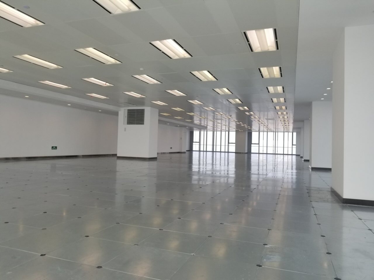 环球港长风生态商务区 环球港 2300平米 精装修出租