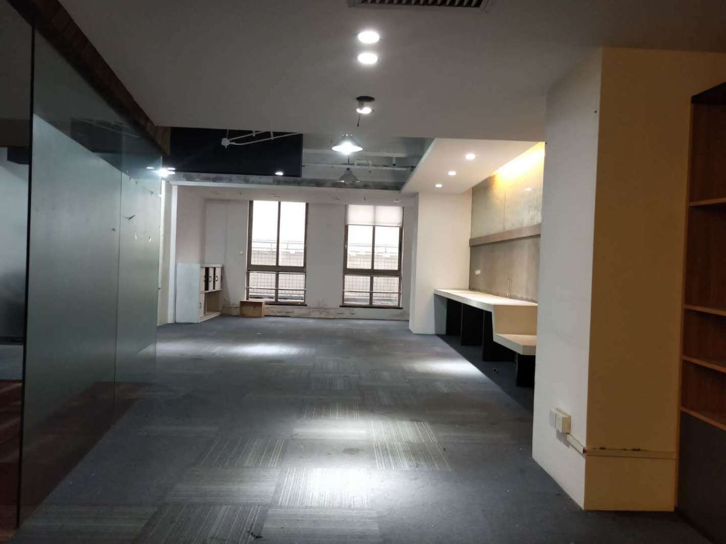通用大厦132平米办公室出租_2.53元/m²/天