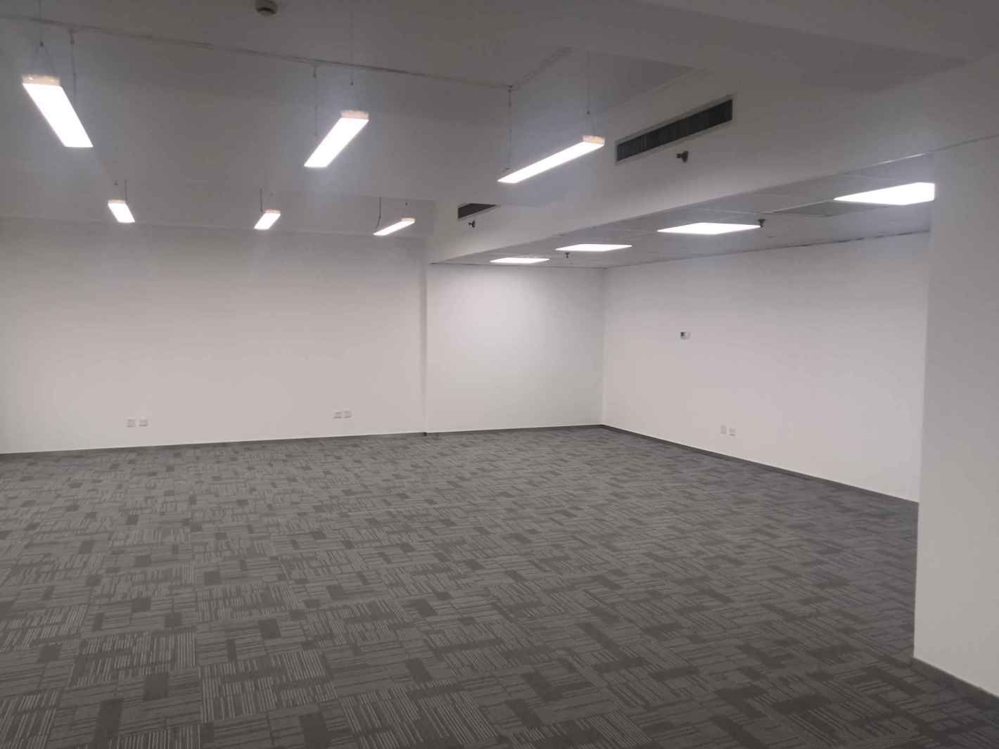 鸿运大厦121平米办公室出租_3.40元/m²/天