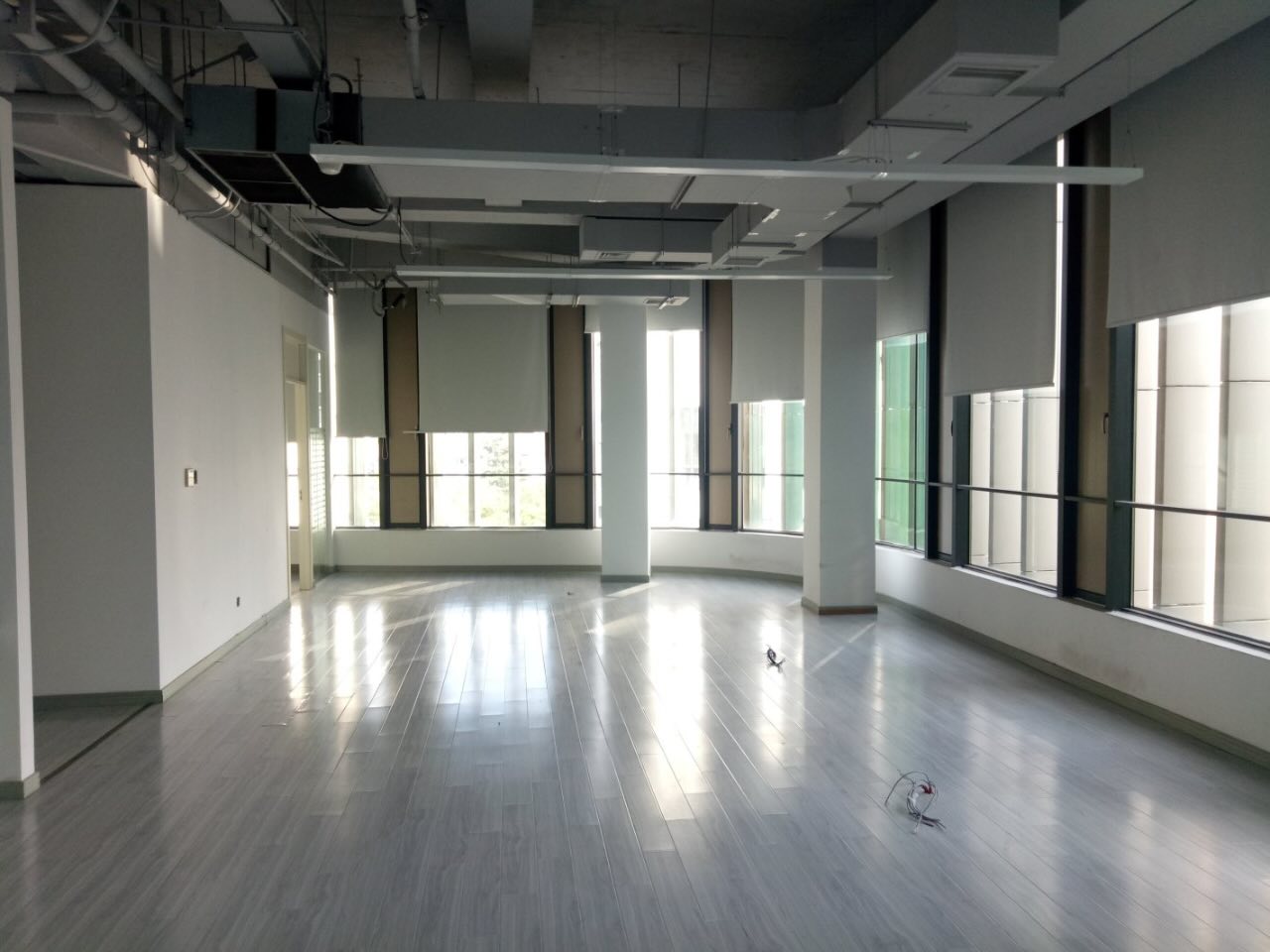 华鑫天地450平米办公室出租_4.50元/m²/天