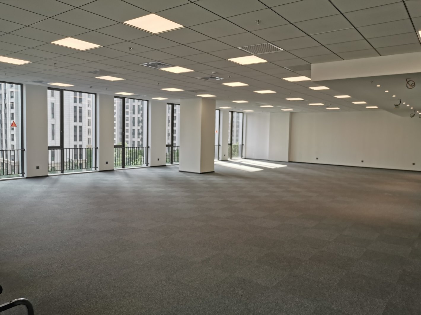 歌斐香溢广场普陀区镇坪路商圈，歌斐香溢广场212平出租，标准交付