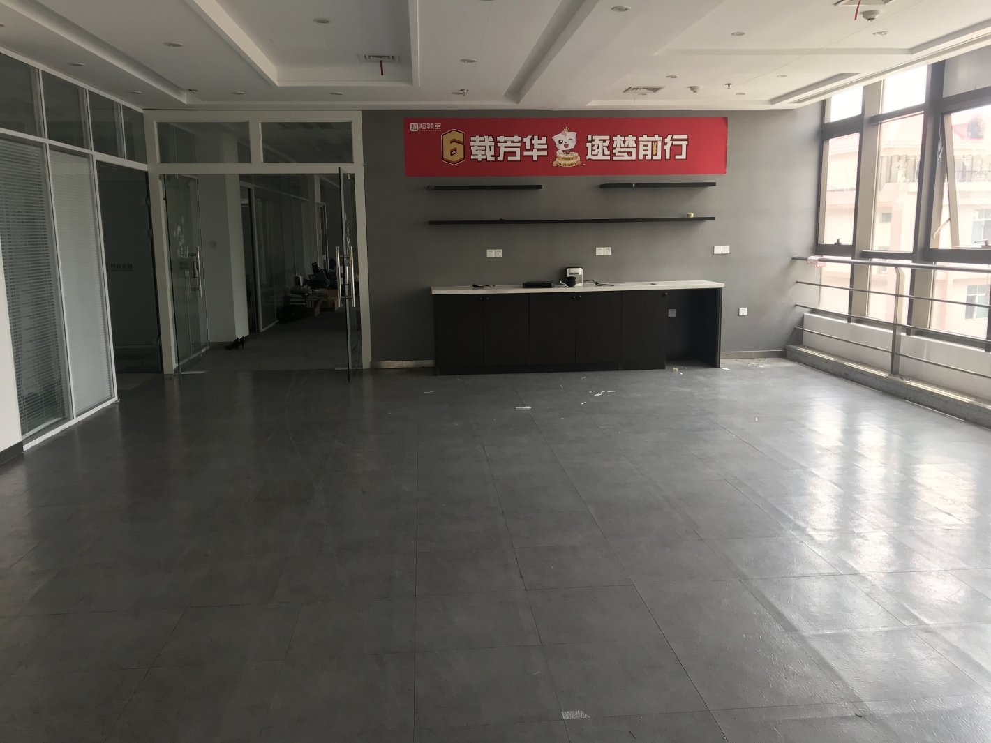 建工688大厦建工大厦，整层1100平米带装修带露台，房型方正