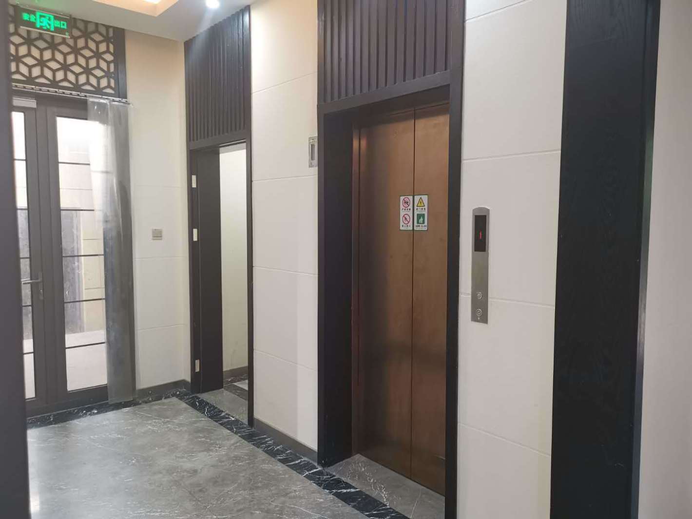 臣风大厦中环地铁口，臣风大厦，独立园区，带露台，整层1100平出租！