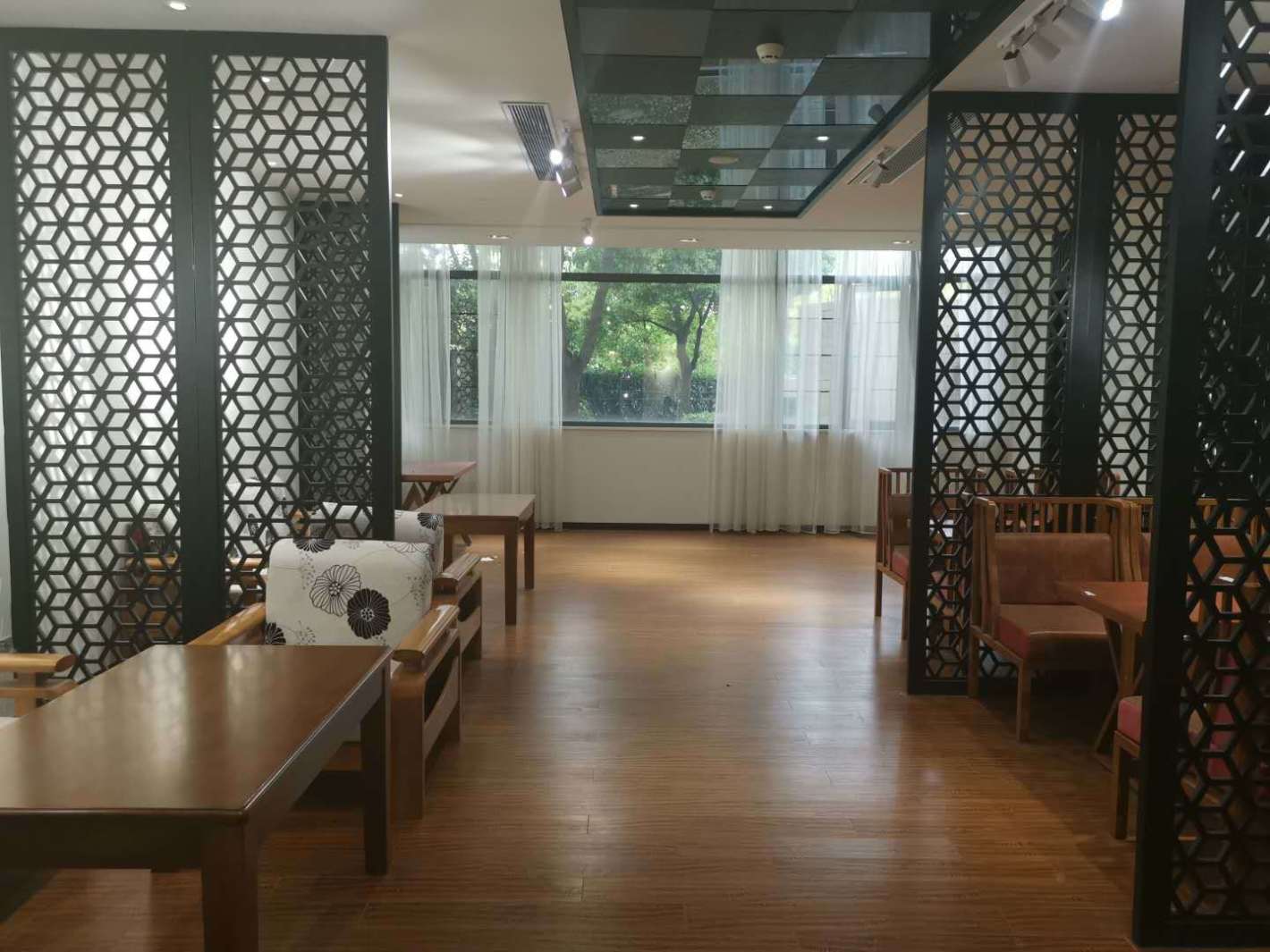 臣风大厦中环地铁口，臣风大厦，独立园区，带露台，整层1100平出租！