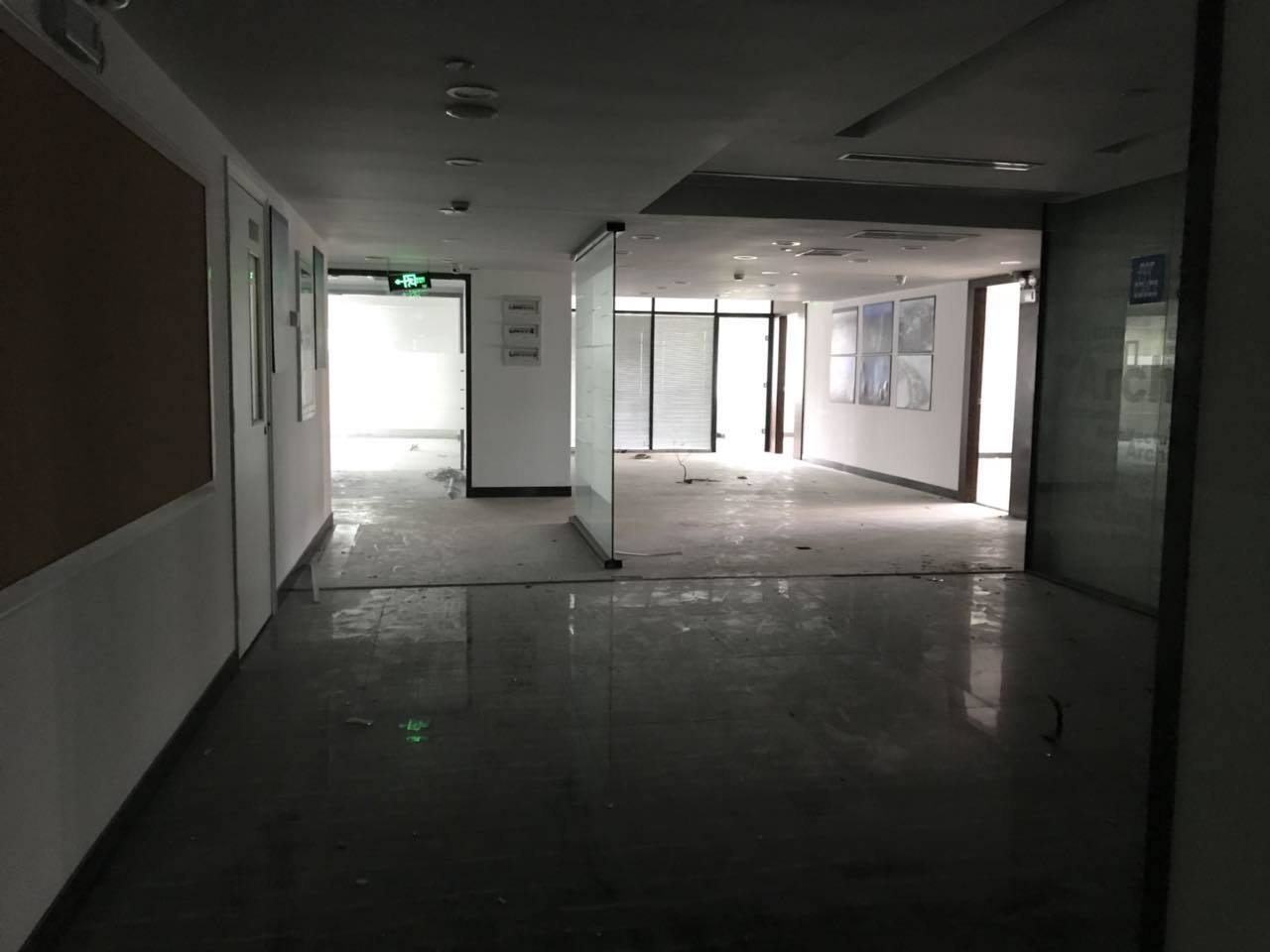 鸿运大厦131平米办公室出租_3.30元/m²/天