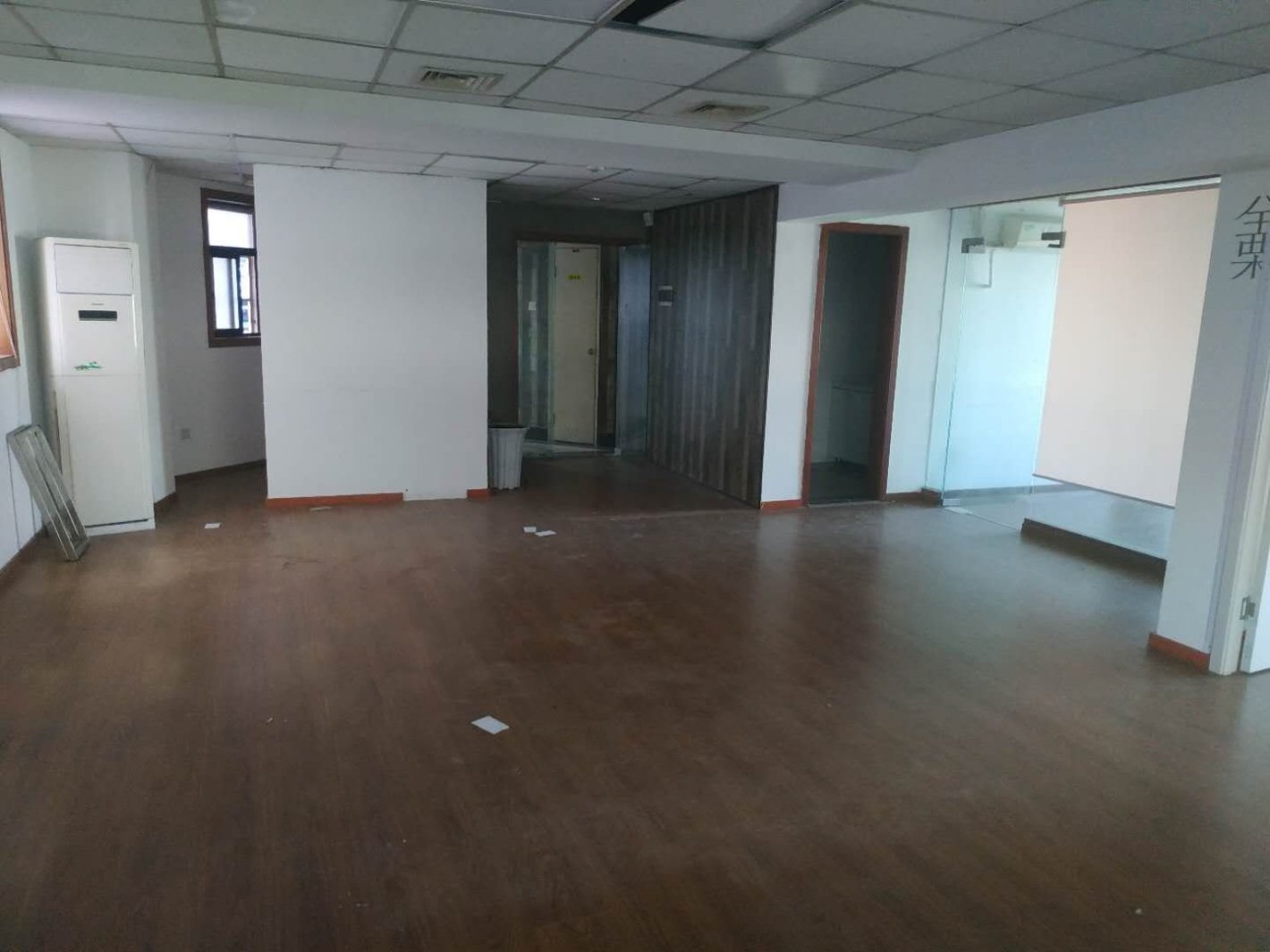光大会展中心132平米办公室出租_3.00元/m²/天