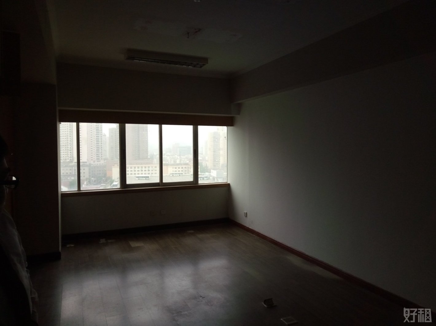 鸿运大厦131平米办公室出租_3.20元/m²/天