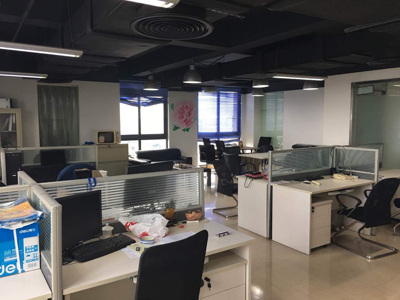 怡富商务广场怡富商务广场，精装修带家具158平，拎包办公，采光好