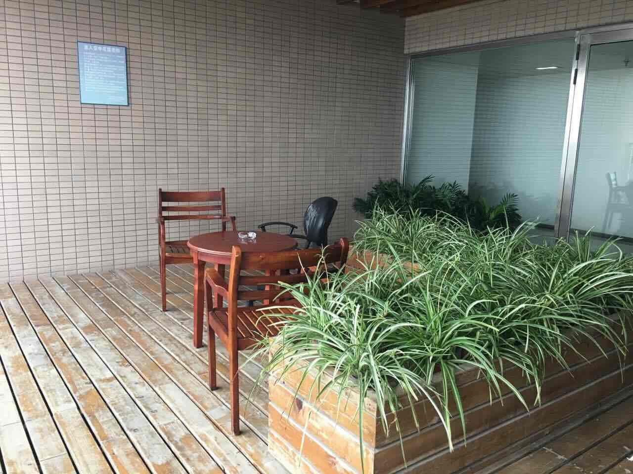 怡富商务广场怡富商务广场，精装修带家具158平，拎包办公，采光好