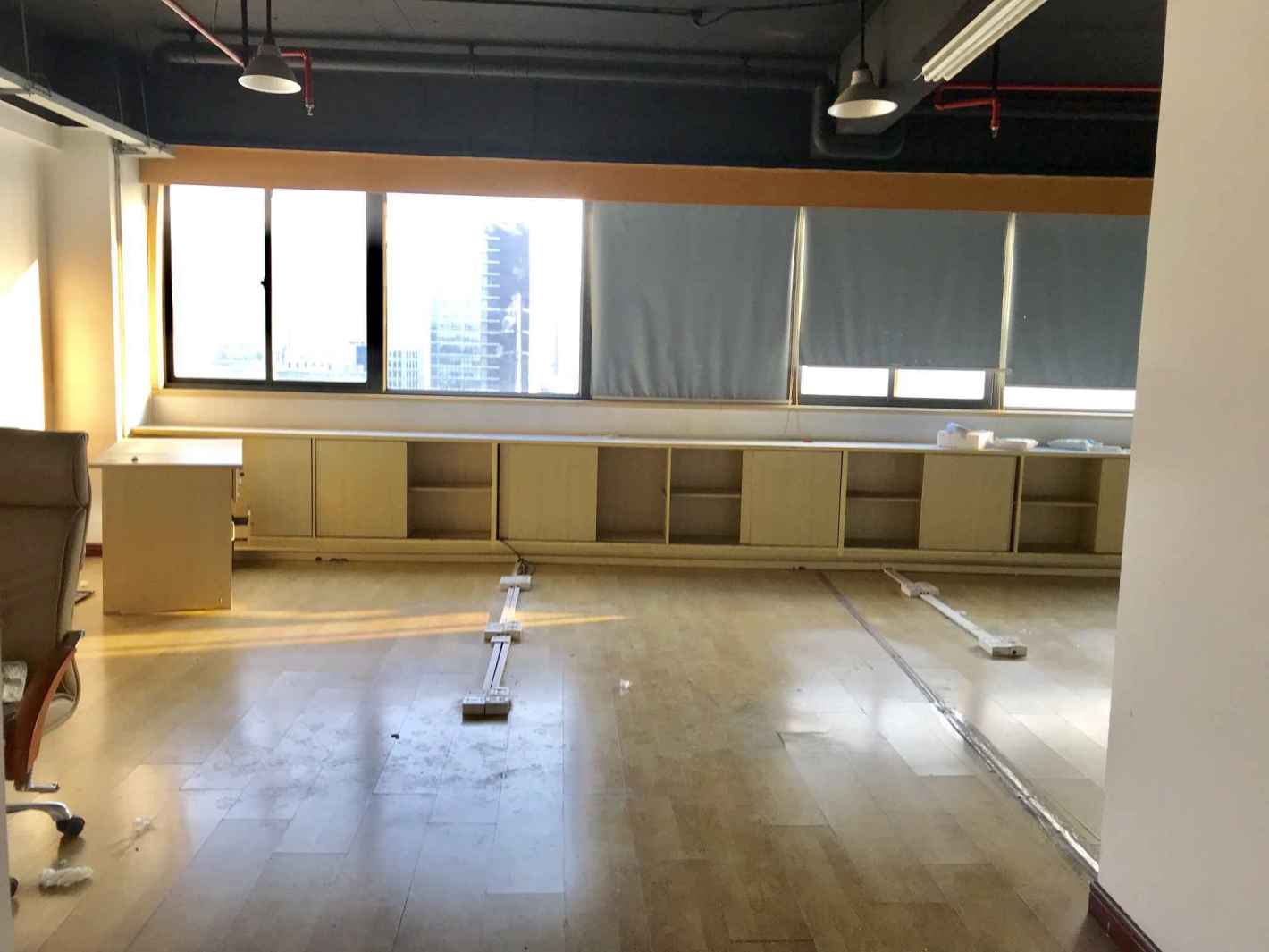 曹杨商务大厦曹杨路 曹杨商务大厦 242平米 中等装修