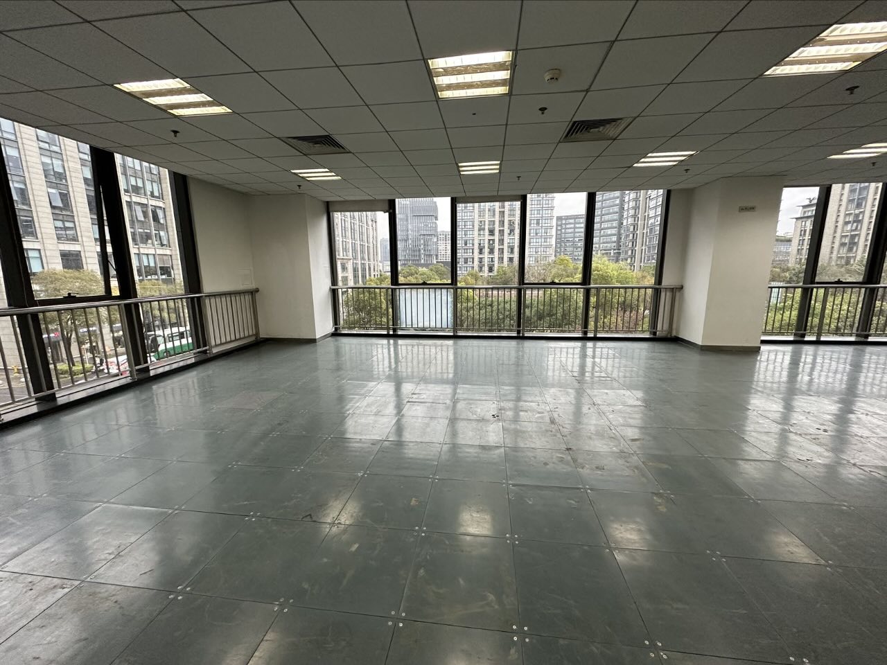 龙裕财富中心910平米办公室出租_3.30元/m²/天