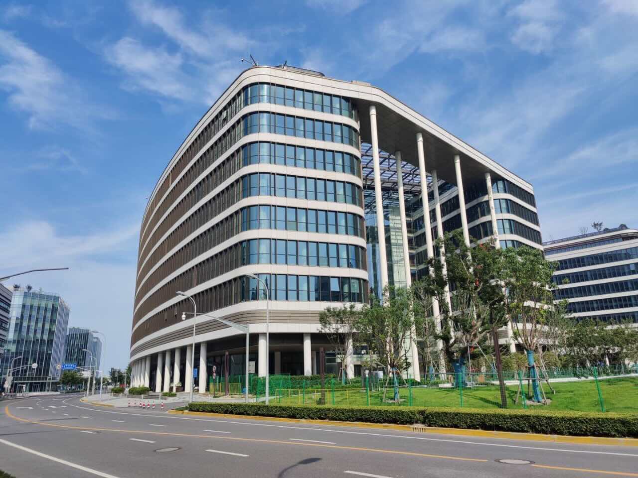 上海恒大虹桥国际写字楼是哪个物业公司，物业费怎么收？