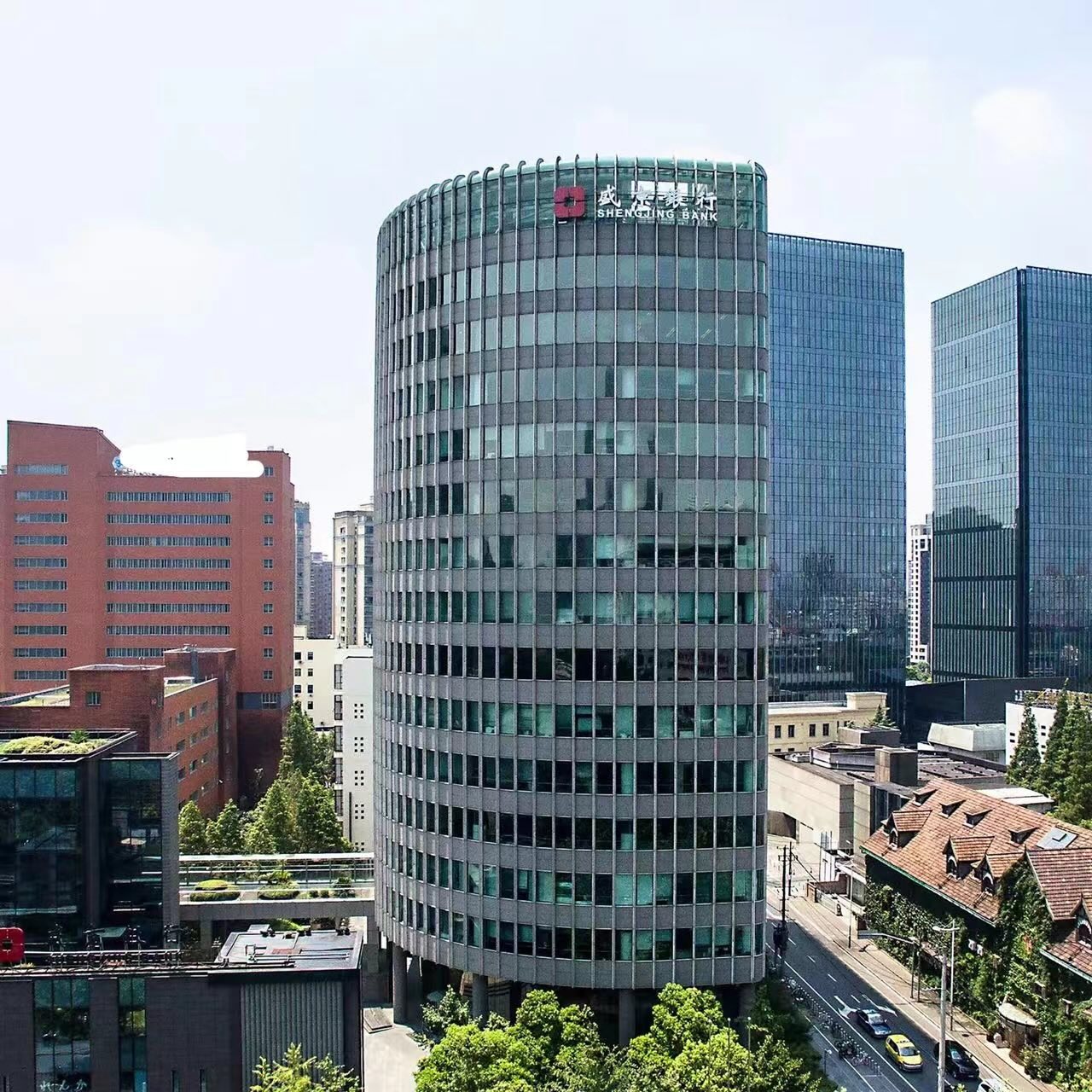 上海古北国际财富中心写字楼地址，附近那些地铁站？